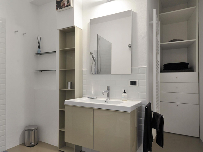 Bathroom 5, GetTheKey Hills Garden Apartment, Bologna