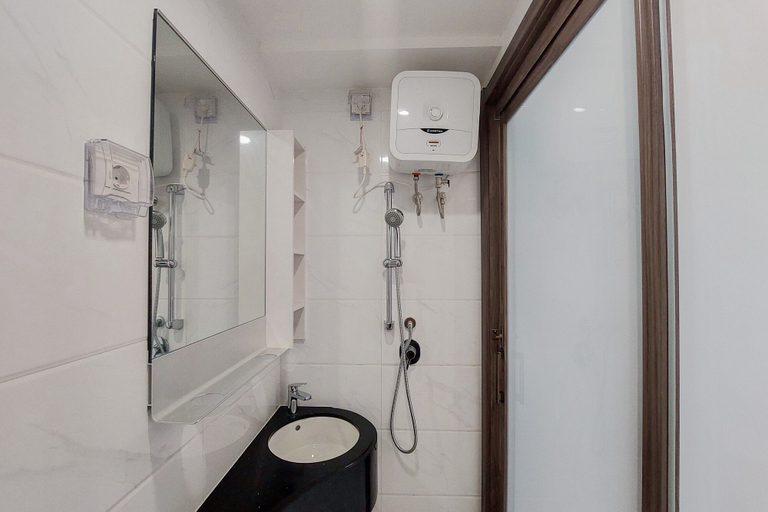 Bathroom 5, Elegant and Homey Studio at Sky House BSD Apartment, Tangerang Selatan