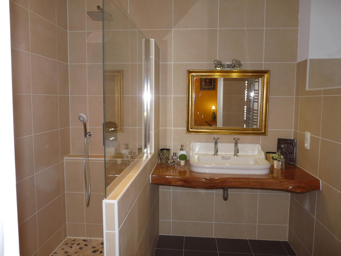 Bathroom 5, Le Point d'Orgue, Gironde