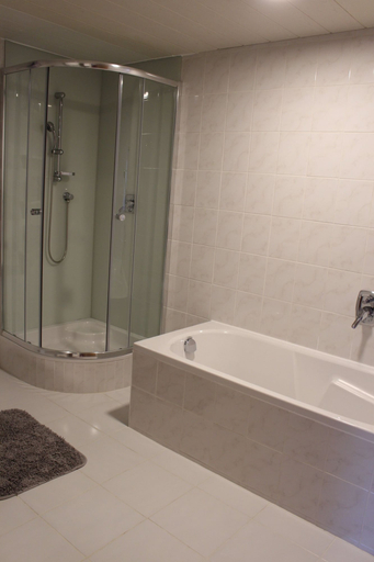 Bathroom 4, Ferienwohnung by Josef Lanzinger, Hallein