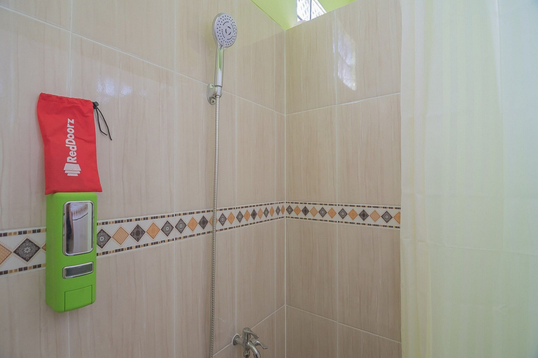 Bathroom 4, RedDoorz Syariah near Museum Wisma Karya Subang, Subang