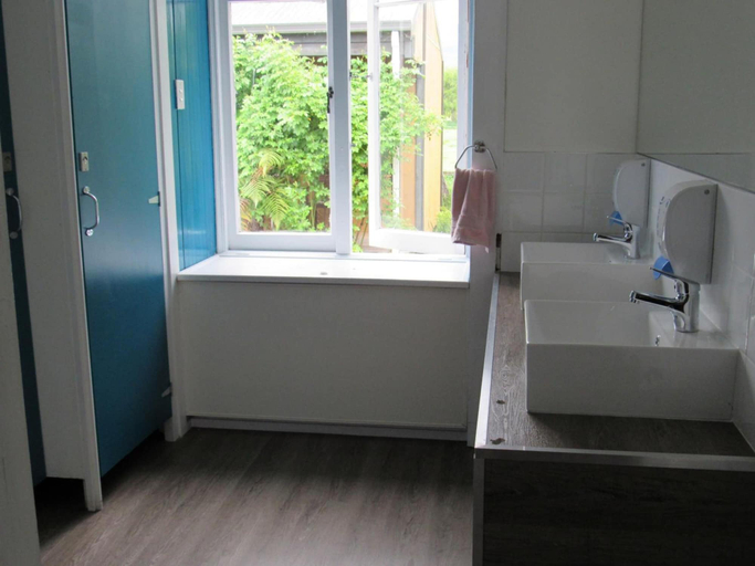 Bathroom 3, The White Elephant Accommodation - Hostel, Tasman
