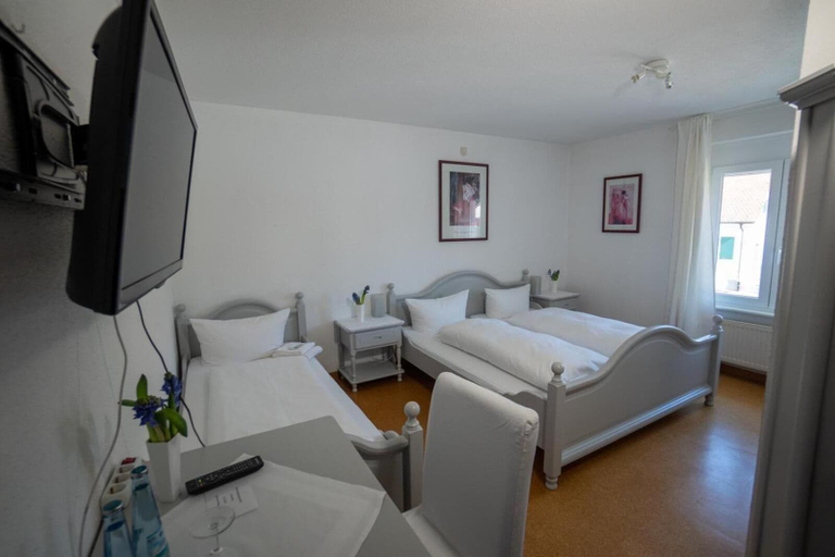 Bedroom 3, Hotel Zur Tanne, Lörrach