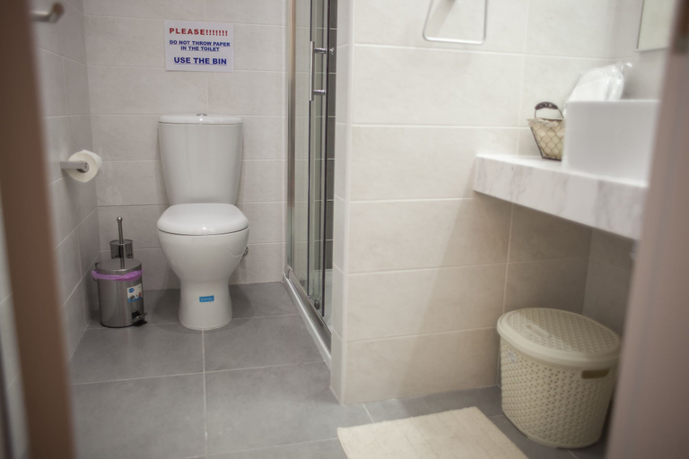 Bathroom 3, Operetta House, Larnaca