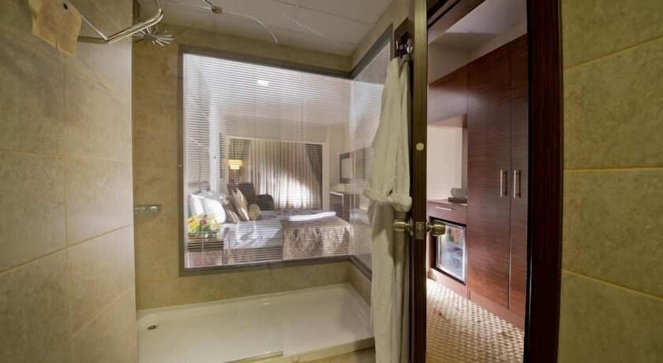 Bathroom 5, North Point Hotel, Merkez