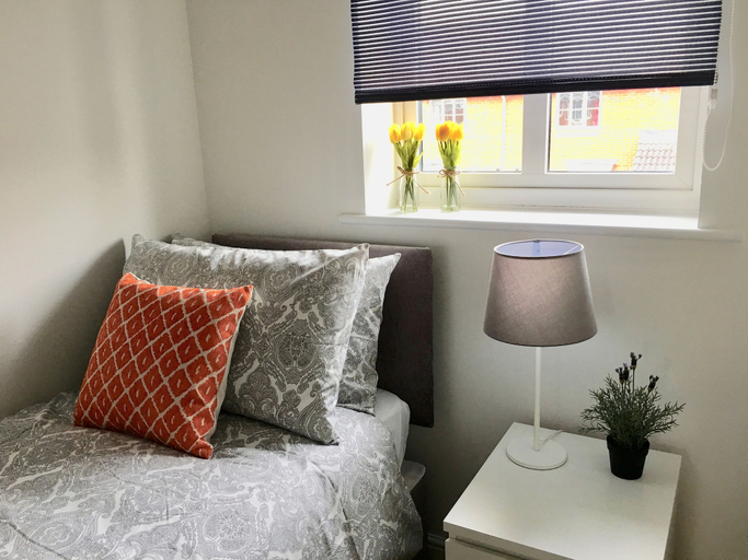 Bedroom 2, Eastleigh House near Airport, Hampshire