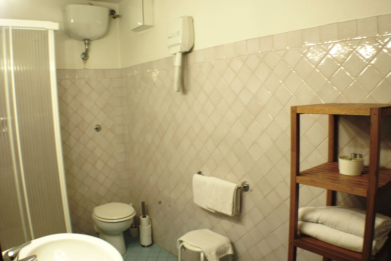 Bathroom 4, Residence Manassei, Prato