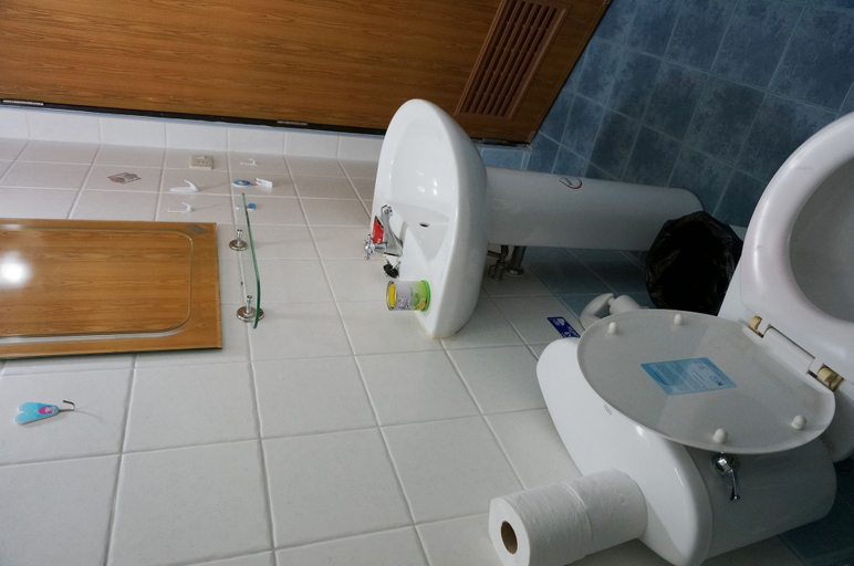 Bathroom 3, Dee-Lek Guesthouse and Restaurant, Cha-Am