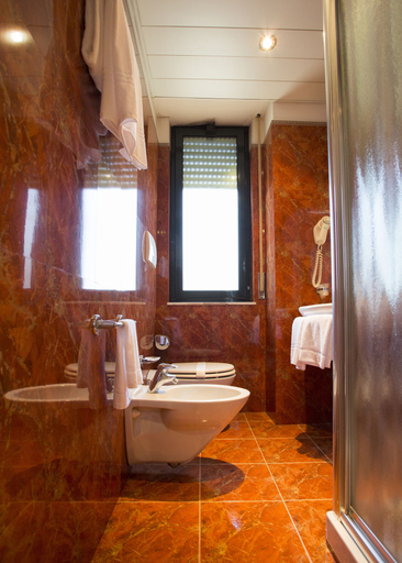 Bathroom 5, Hotel Europa, Cosenza
