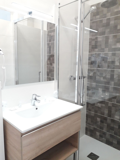 Bathroom 5, The Originals Boutique, Hôtel Miramar, Charente-Maritime