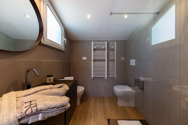 Bathroom 5, Hotel Residence Esplanade, Lucca