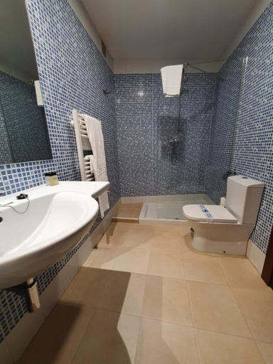 Bathroom 4, Hotel 40 Nudos, Asturias