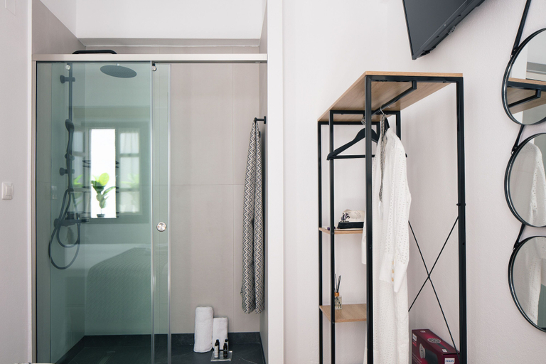 Bathroom 5, Gateway Suites, Crete