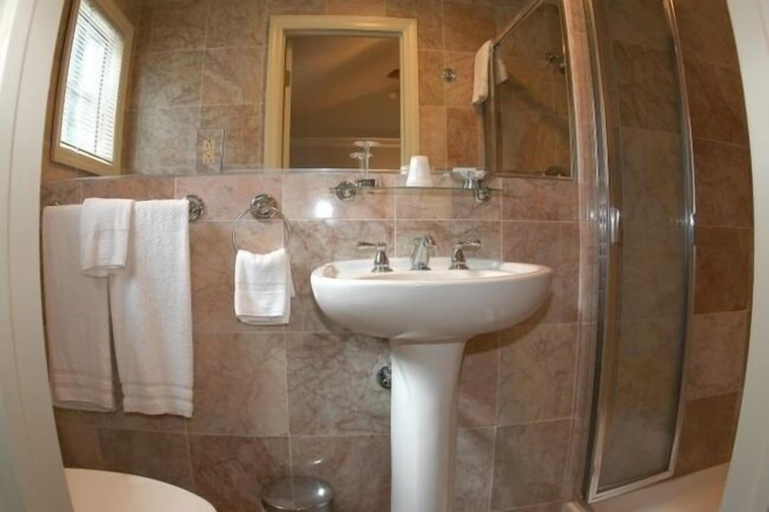 Bathroom, The Raven Resort, Bucks