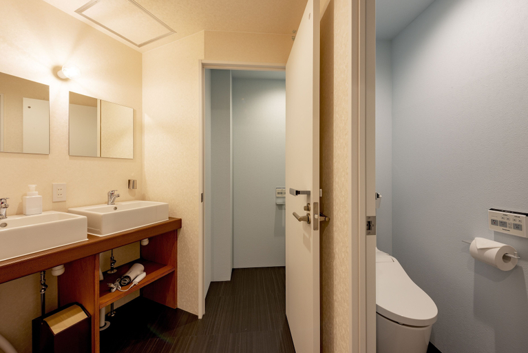Bathroom 5, Plat Hostel Keikyu Asakusa Karin, Taitō