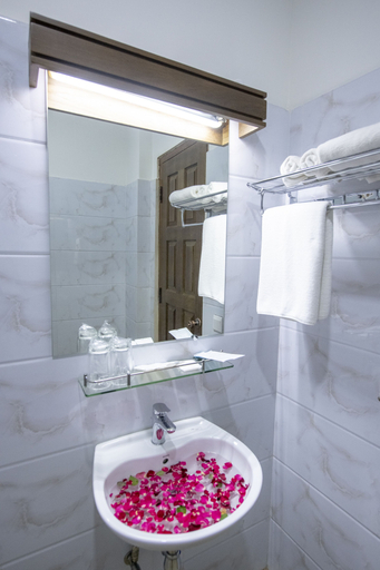 Bathroom 4, UCT Taunggyi Hotel, Taunggye