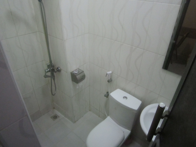 Bathroom 2, Butterfly Hoteltz, Ilala