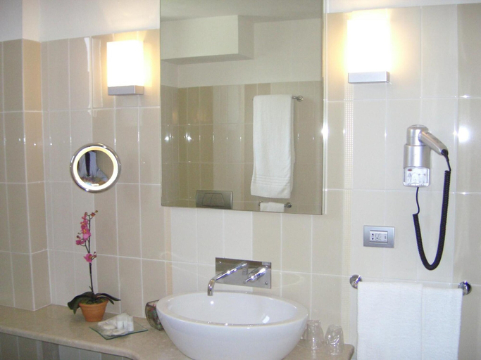 Bathroom 4, Hotel Langhe & Monferrato, Asti