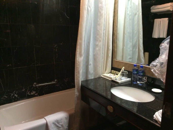 Bathroom 5, Fragrant Hill Empark Hotel, Beijing