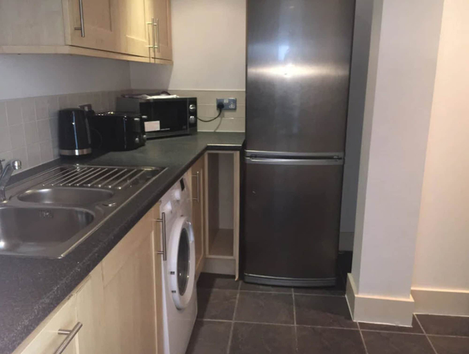 Others 5, Spacious bright apartment w parking, Sefton