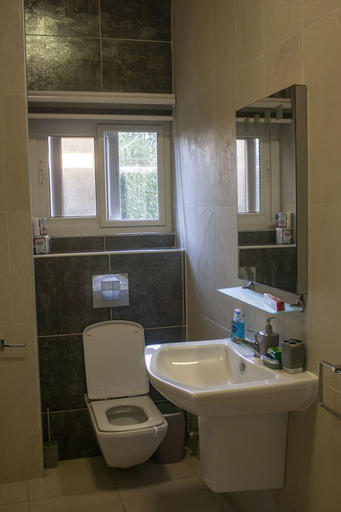 Bathroom 3, Sapphire Court, Accra