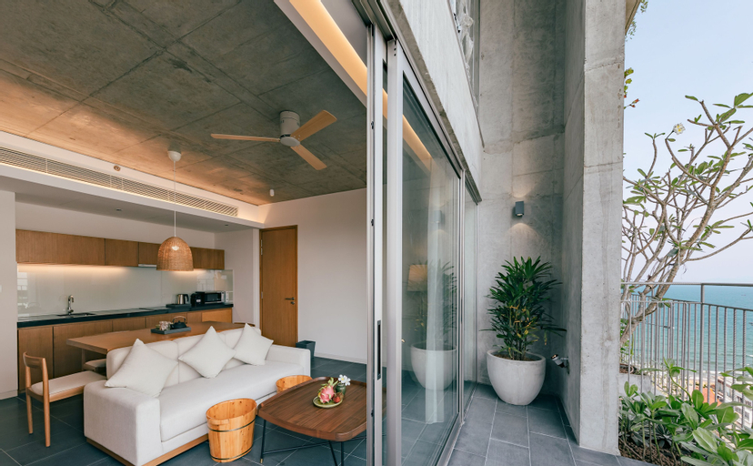 Exterior & Views 30