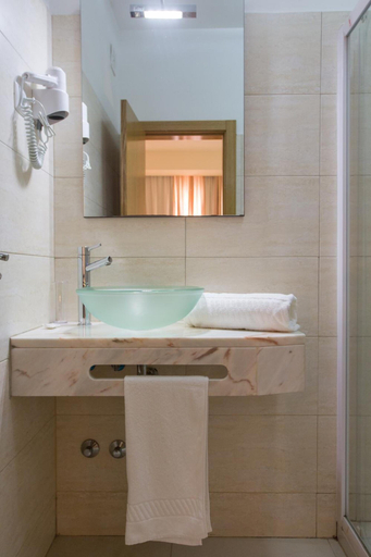 Bathroom 3, Sol Hotel, Praia