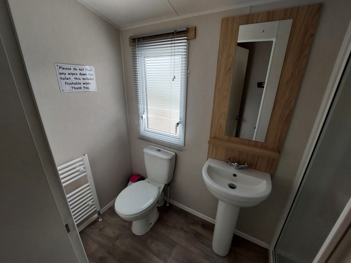 Bathroom 3, Dainville Caravan Park, Lincolnshire