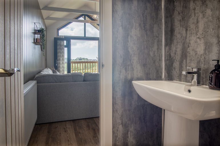 Bathroom 4, Cabin In The Woods - 1 Bed - Kilgetty, Pembrokeshire