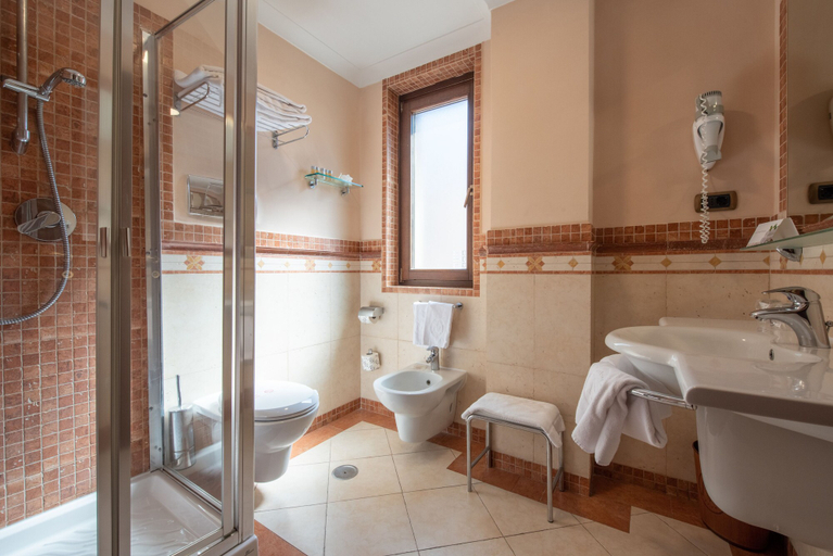 Bathroom 5, Hotel Michelangelo, Napoli
