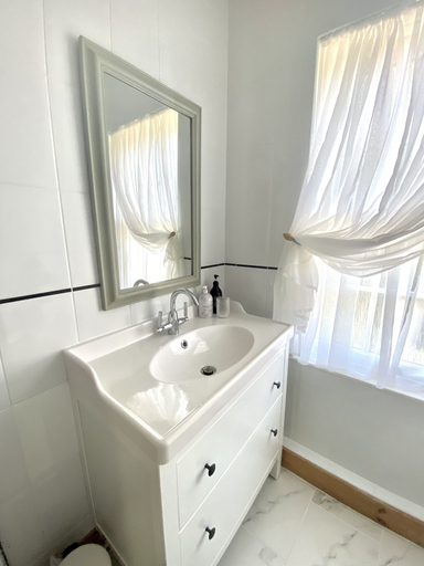 Bathroom 3, Green Cottages, Kent