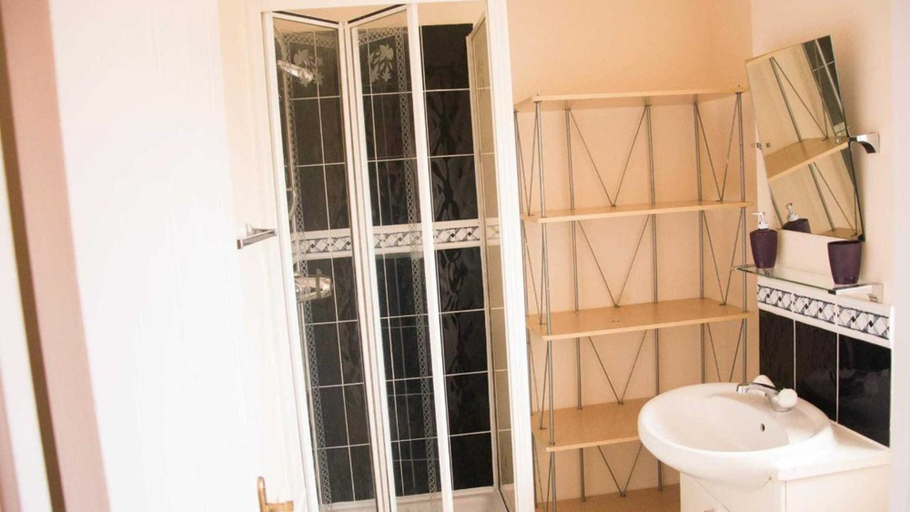 Bathroom, Queen Guest house, Medway