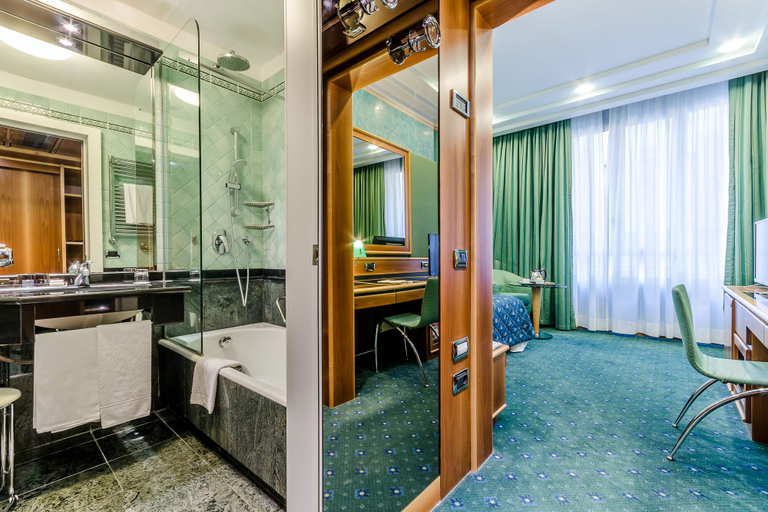Bathroom 5, Hotel Brunelleschi, Milano