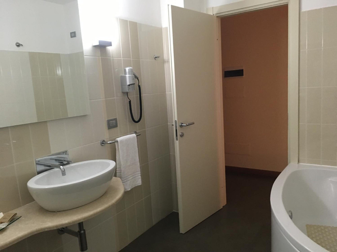 Bathroom 4, Hotel Langhe & Monferrato, Asti