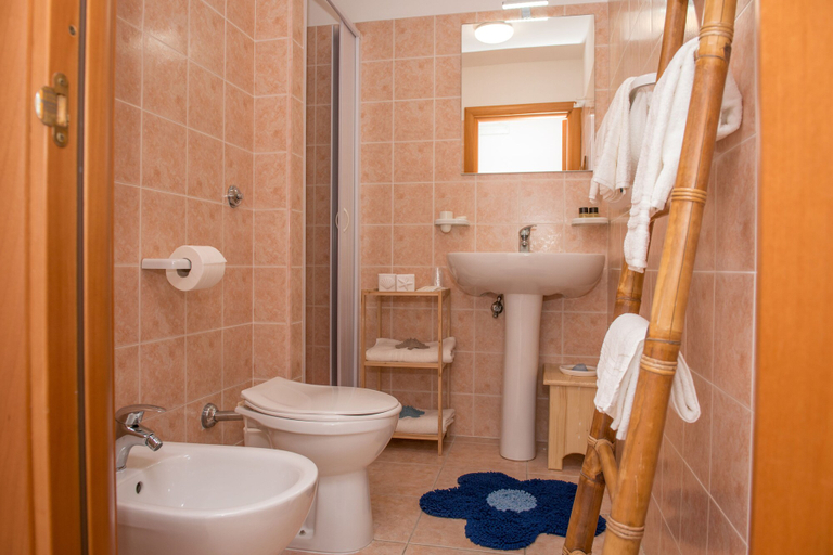 Bathroom 5, Al Faro Guest House, Foggia