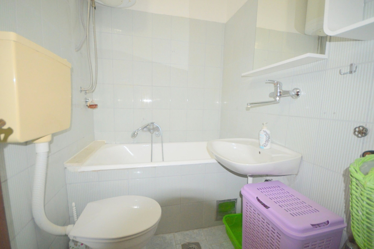 Bathroom, Mia & Lena Apartment