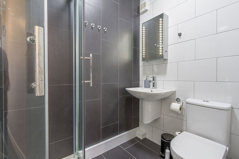 Bathroom 4, Granada Apartments Queen's Promenade, Blackpool