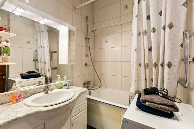 Bathroom, MaxRealty24 Universitet, Western