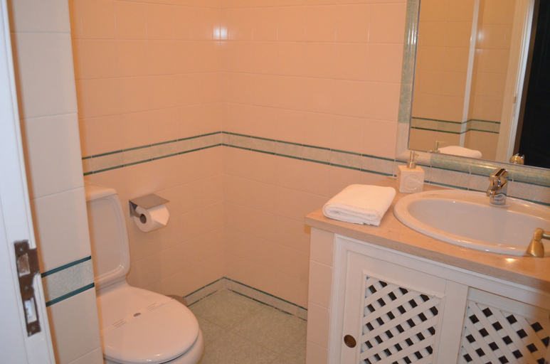 Bathroom 4, Cozy Apartment At Carcavelos beach, Cascais