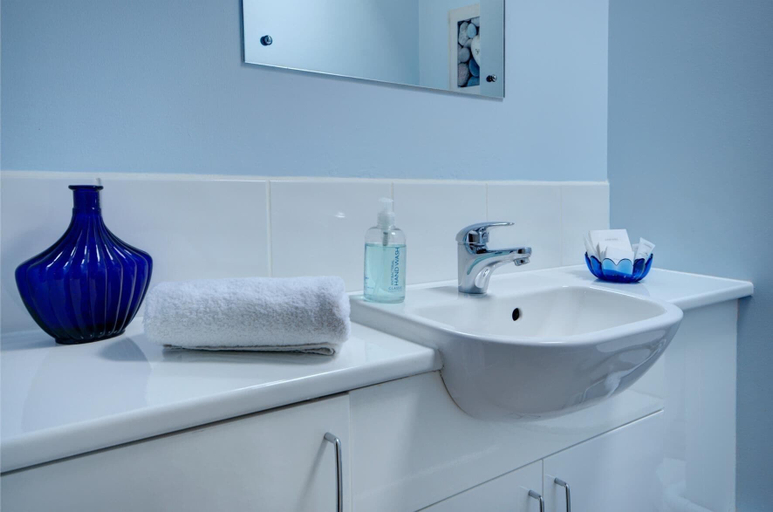 Bathroom 4, Walkers Court 3 Bedroom Apartment, Gloucestershire
