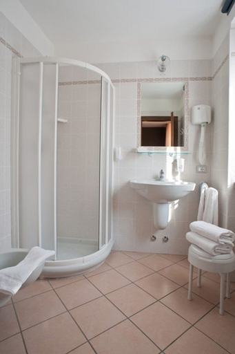 Bathroom 3, Hotel Oasi Verde, Brescia