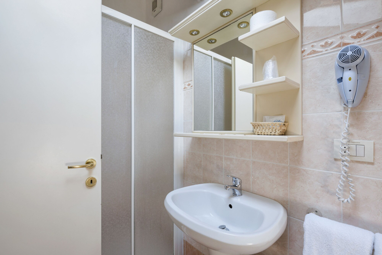 Bathroom 5, Villa Casanova, Venezia