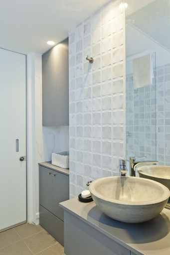 Bathroom 4, Elegant 2BR with Veranda by FeelHome