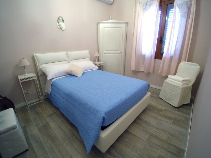 Bedroom 2, Villa Irene, Syracuse