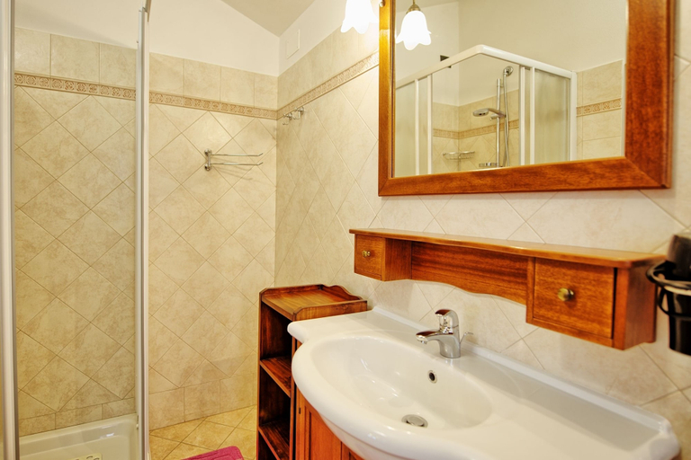 Bathroom 4, Villa Portole Due, Arezzo