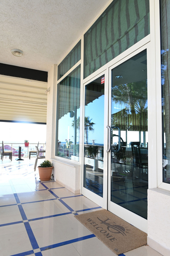 Others 4, Vila Oxinn, Durrësit