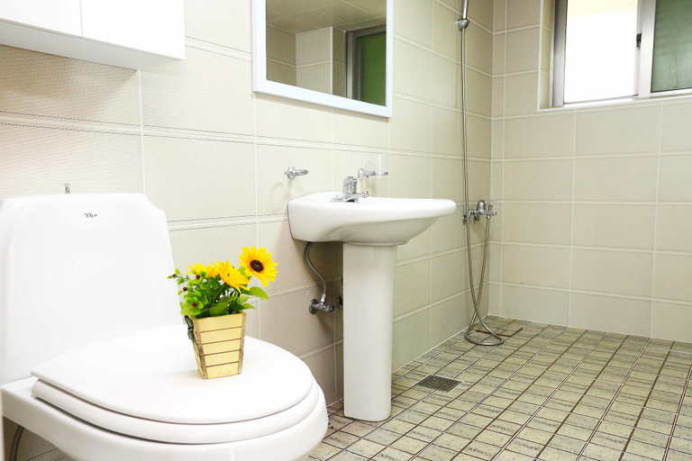Bathroom 3, Gyeryounggil Byeukdolga, Jeju