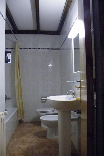 Bathroom 3, Allotjaments Colomer-Cullell, Girona