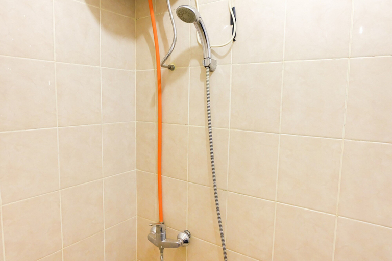 Bathroom 5, Cozy Studio Green Lake Sunter Apartment By Travelio, Jakarta Utara
