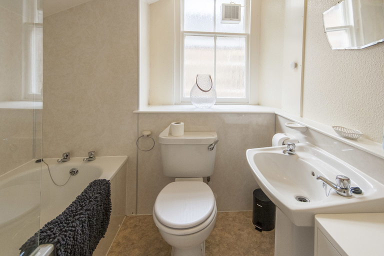 Bathroom, 1 Varis Apartments, Moray
